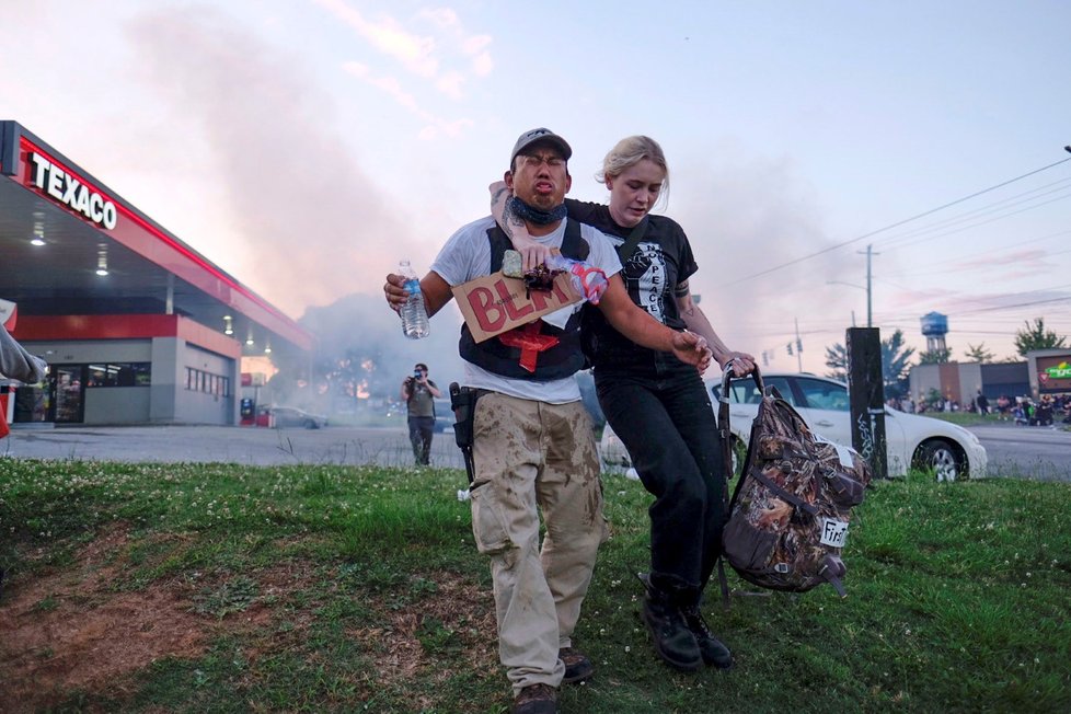 Demonstranti v Atlantě zablokovali dálnici a zapálili restauraci Wendy&#39;s poté, co tam policie zastřelila Raysharda Brookse, který se pokusil při zatýkání uprchnout. (13. 6. 2020)