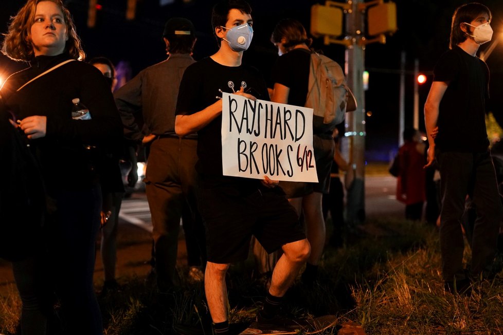 Demonstranti v Atlantě zablokovali dálnici a zapálili restauraci Wendy&#39;s poté, co tam policie zastřelila Raysharda Brookse, který se pokusil při zatýkání uprchnout. (13. 6. 2020)