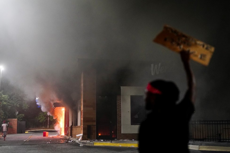 Demonstranti v Atlantě zablokovali dálnici a zapálili restauraci Wendy&#39;s poté, co tam policie zastřelila Raysharda Brookse, který se pokusil při zatýkání uprchnout. (13. 6. 2020)