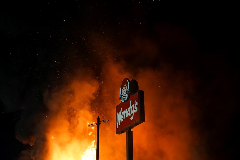 Demonstranti v Atlantě zablokovali dálnici a zapálili restauraci Wendy&#39;s poté, co tam policie zastřelila Raysharda Brookse, který se pokusil při zatýkání uprchnout. (13. 6. 2020)