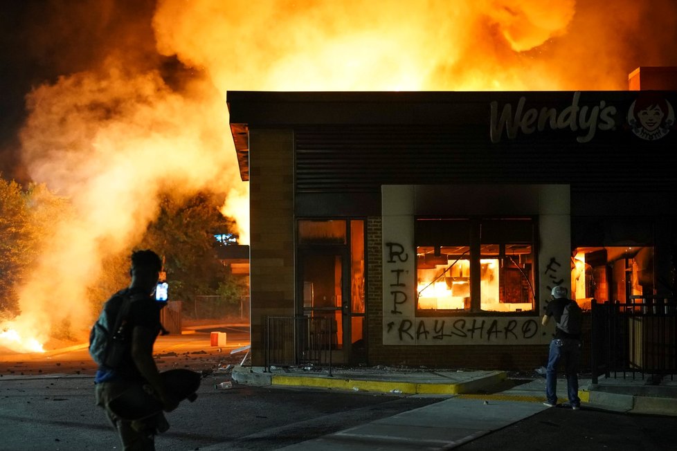 Demonstranti v Atlantě zablokovali dálnici a zapálili restauraci Wendy&#39;s poté, co tam policie zastřelila Raysharda Brookse, který se pokusil při zatýkání uprchnout. (13. 6. 2020)