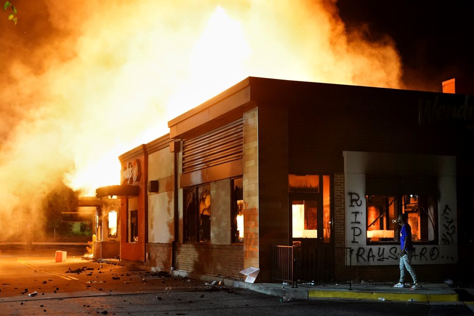 Demonstranti v Atlantě zablokovali dálnici a zapálili restauraci Wendy&#39;s poté, co tam policie zastřelila Raysharda Brookse, který se pokusil při zatýkání uprchnout. (13. 6. 2020)