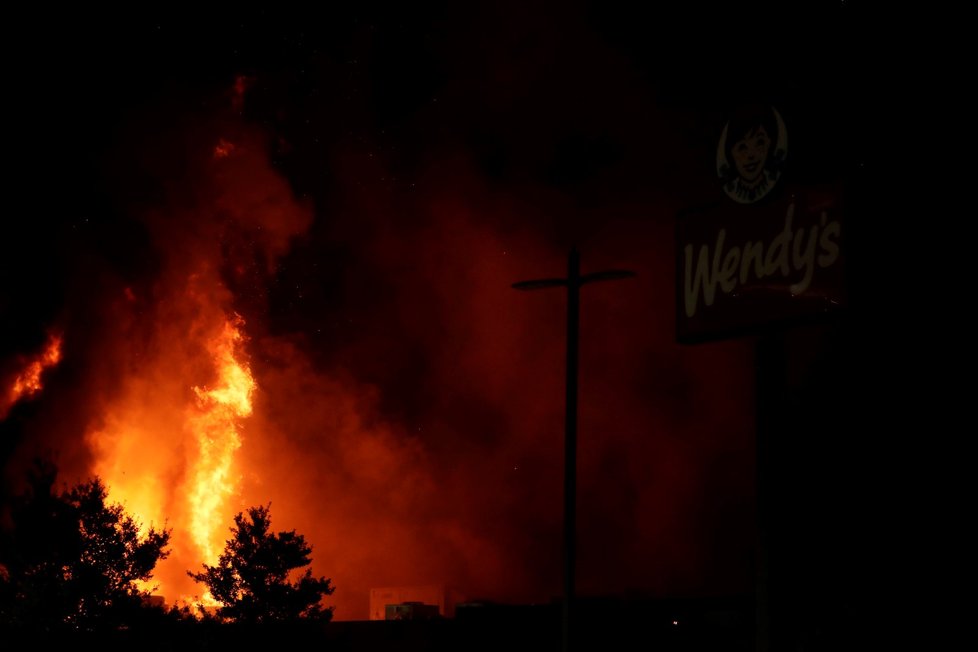 Demonstranti v Atlantě zablokovali dálnici a zapálili restauraci Wendy&#39;s poté, co tam policie zastřelila Raysharda Brookse, který se pokusil při zatýkání uprchnout. (13. 6. 2020)