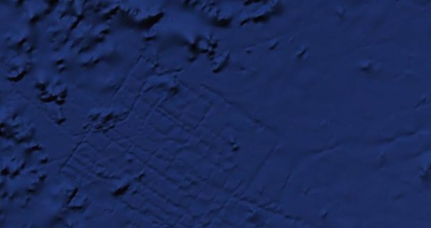 Tento záhadný mřížovitý útvar na dně Atlantiku by mohl být bájné město Atlantida