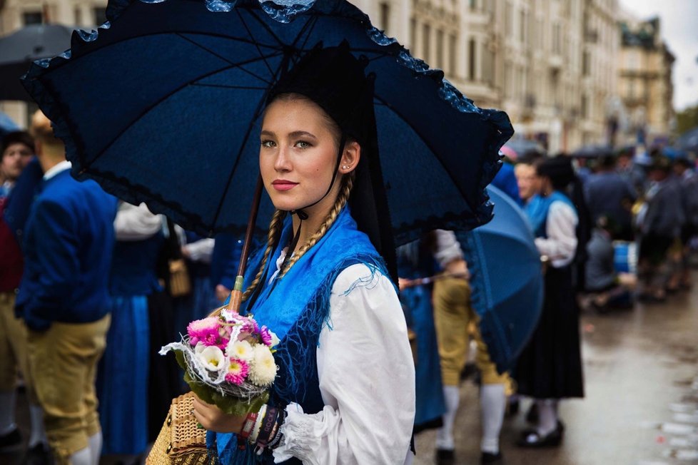 Katharina. Němka na pivním festivalu Oktoberfest v Mnichově.