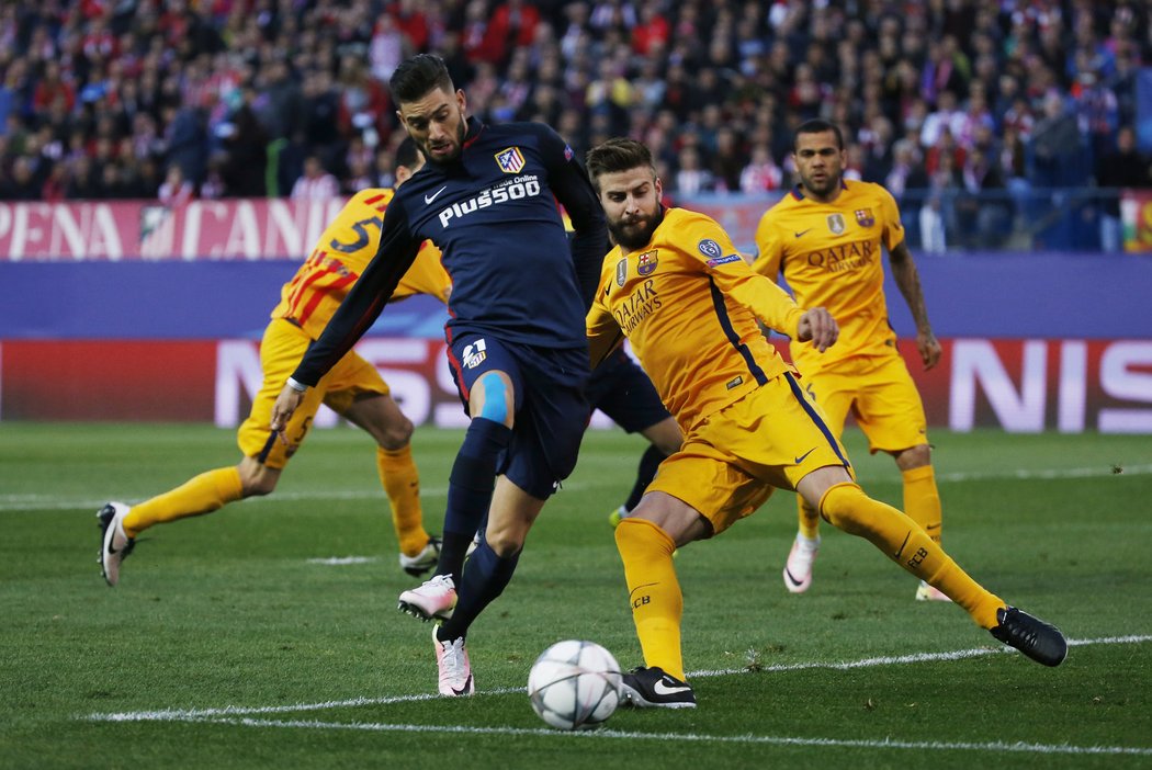 Fotbalisté Barcelony brání útočníka Atlétika Madrid