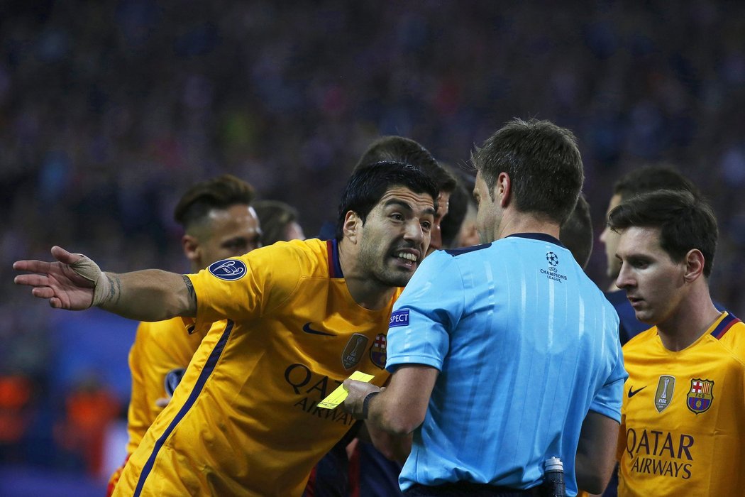 Útočník Barcelony Luis Suárez protestuje u sudího