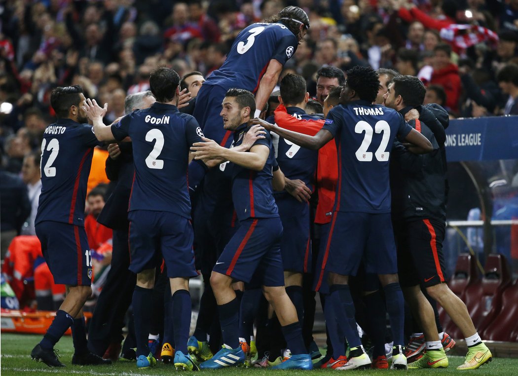 Fotbalisté Atlétika Madrid slaví postup přes Barcelonu v Lize mistrů