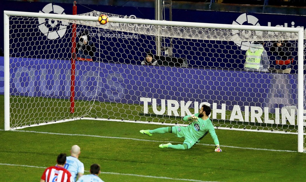 Útočník Atlétika Madrid Fernando Torres napálil penaltu jen do břevna