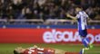 Útočník Atlétika Madrid Fernando Torres zůstal po ošklivém pádu bezvládně ležet