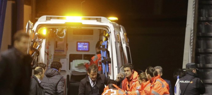 Útočník Atlétika Madrid Fernando Torres musel okamžitě ze hřiště do nemocnice