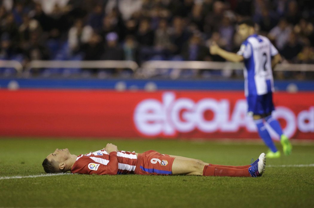 Útočník Atlétika Madrid Fernando Torres zůstal po ošklivém pádu bezvládně ležet