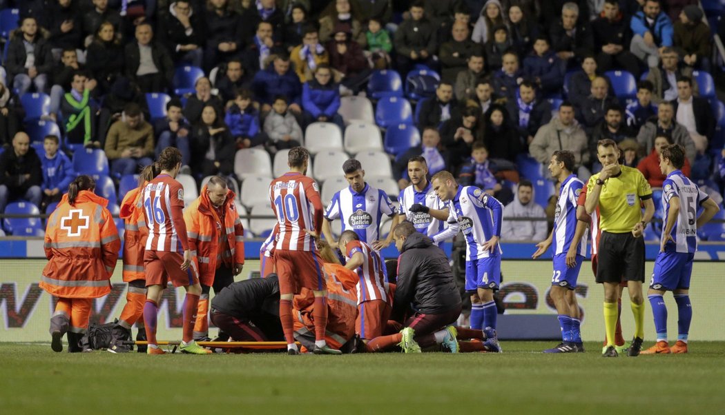 Útočník Atlétika Madrid Fernando Torres zůstal po ošklivém pádu bezvládně ležet