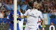 Zklamaný Karim Benzema po zahozené šanci v úvodním čtvrtfinálovém utkání Ligy mistrů Atlético - Real 0:0.