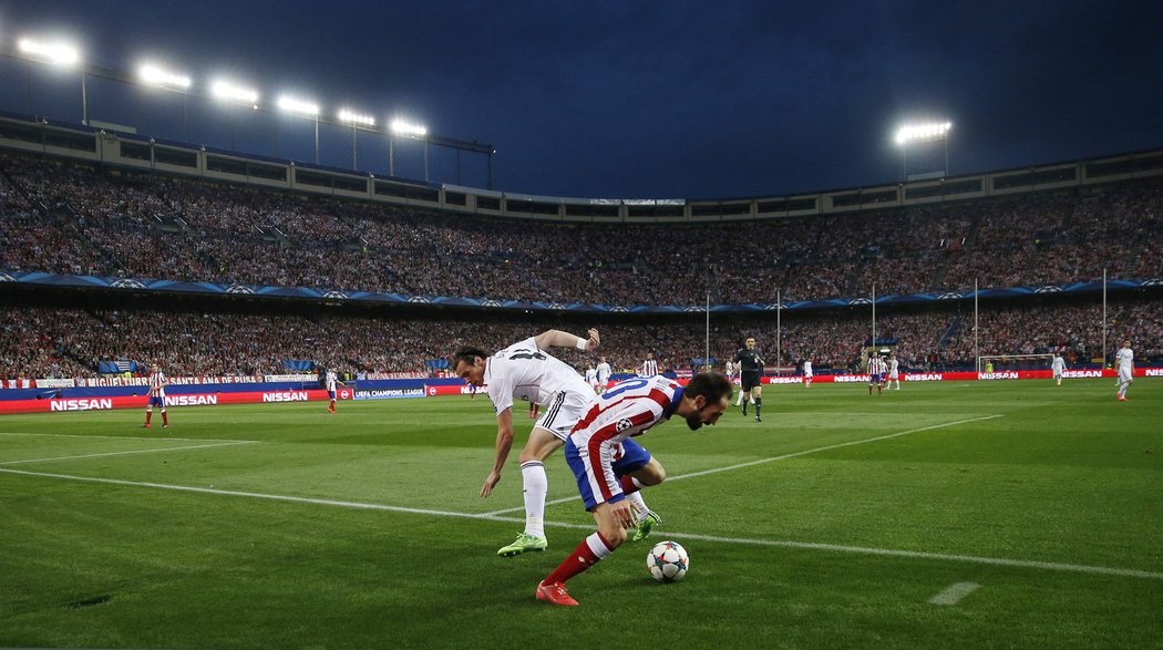 Souboj Garetha Balea a Juanfrana v úvodním čtvrtfinálovém utkání Ligy mistrů.