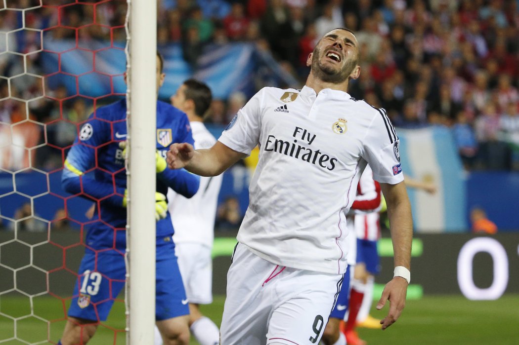 Zklamaný Karim Benzema po zahozené šanci v úvodním čtvrtfinálovém utkání Ligy mistrů Atlético - Real 0:0.
