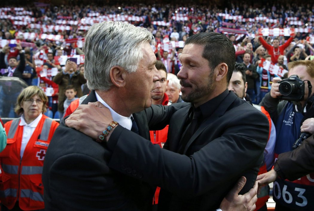 Trenéři Carlo Ancelotti a Diego Simeone před úvodním čtvrtfinálovém utkání Ligy mistrů Atlético - Real 0:0.