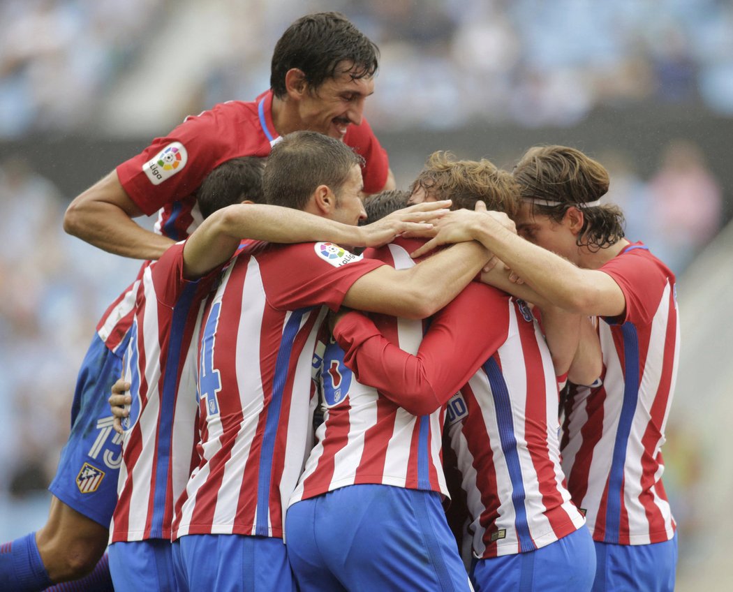 Fotbalisté Atlétika Madrid slaví gól do sítě Celty Vigo