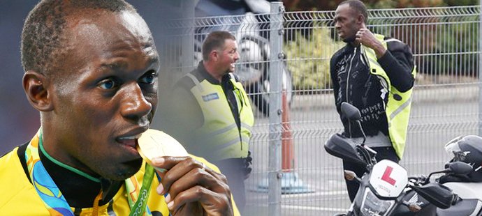 Jamajský sprinter Usain Bolt se v Londýně učí jezdit na motorce.