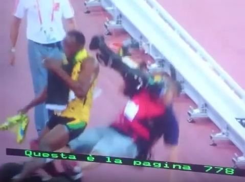 Usain Bolt letěl k zemi, nohy mu podrazil neopatrný kameraman