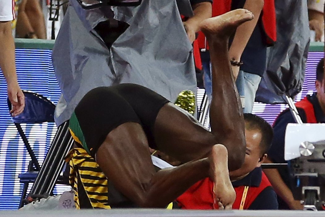 Po nečekaném nárazu Usain Bolt letěl na zem