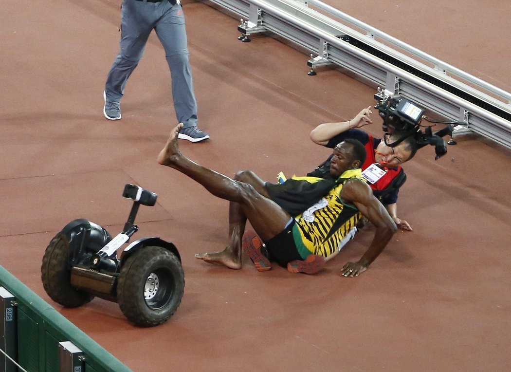 Srážka Usaina Bolta s kameramanem na segwayi vypadala bolavě