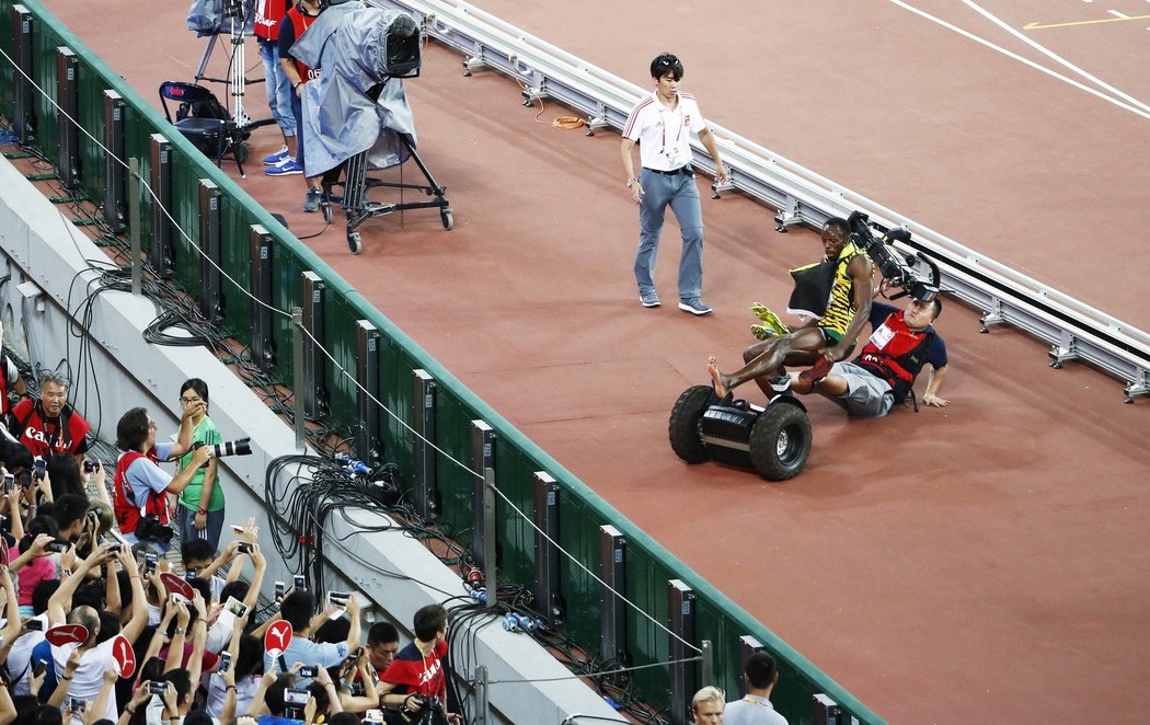 Srážka Usaina Bolta s kameramanem na segwayi vypadala bolavě