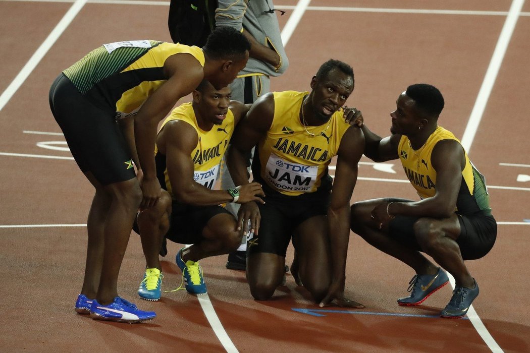 Usain Bolt po boku svých parťáků z jamajské štafety po svém poslední závodu na MS, který kvůli zranění nedokončil