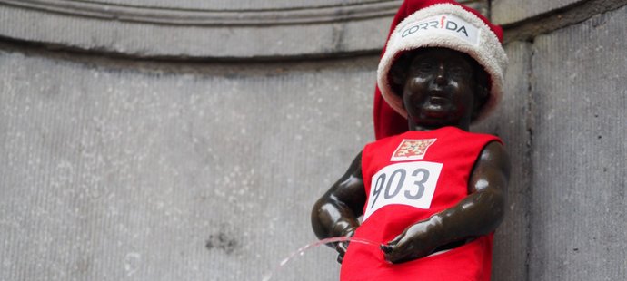 Červený dres na slavné bruselské sošce připomíná Emila Zátopka