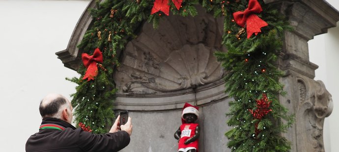 Turista v Bruselu si fotí slavného čůrajícího chlapečka oblečeného v Zátopkově dresu