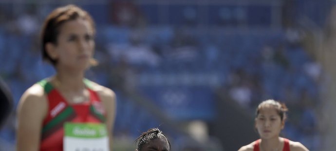 Caster Semenyaová před startem svého prvního rozběhu na 800 metrů na olympiádě v Riu