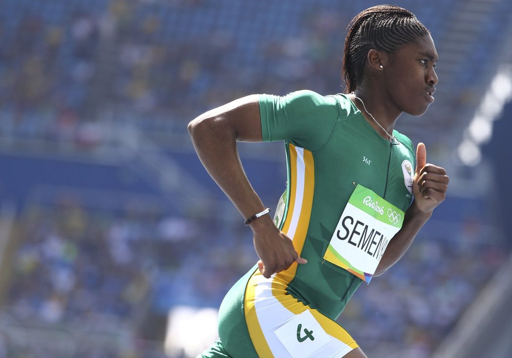 Caster Semenyaová při svém prvním rozběhu na 800 metrů na olympiádě v Riu