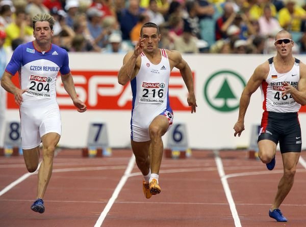 Během svojí atletické kariéry závodil Josef Karas i s Romanem Šebrlem. Na olympiádu se však nedostal.