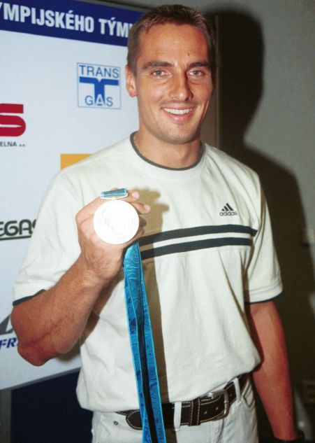 2000. Přílet z olympiády v Sydney. Roman Šebrle tam vybojoval stříbrnou medaili.