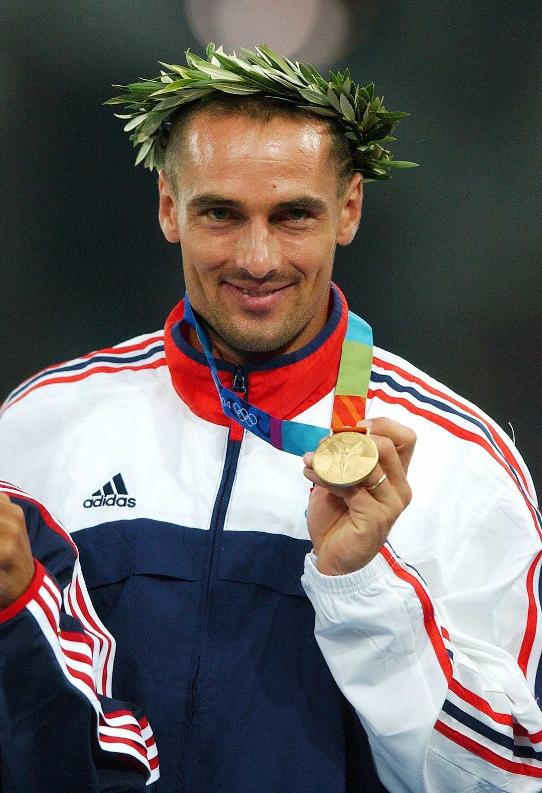 2004. Jeden z vrcholů kariéry. Roman Šebrle se zlatou olympijskou medailí v Aténách.