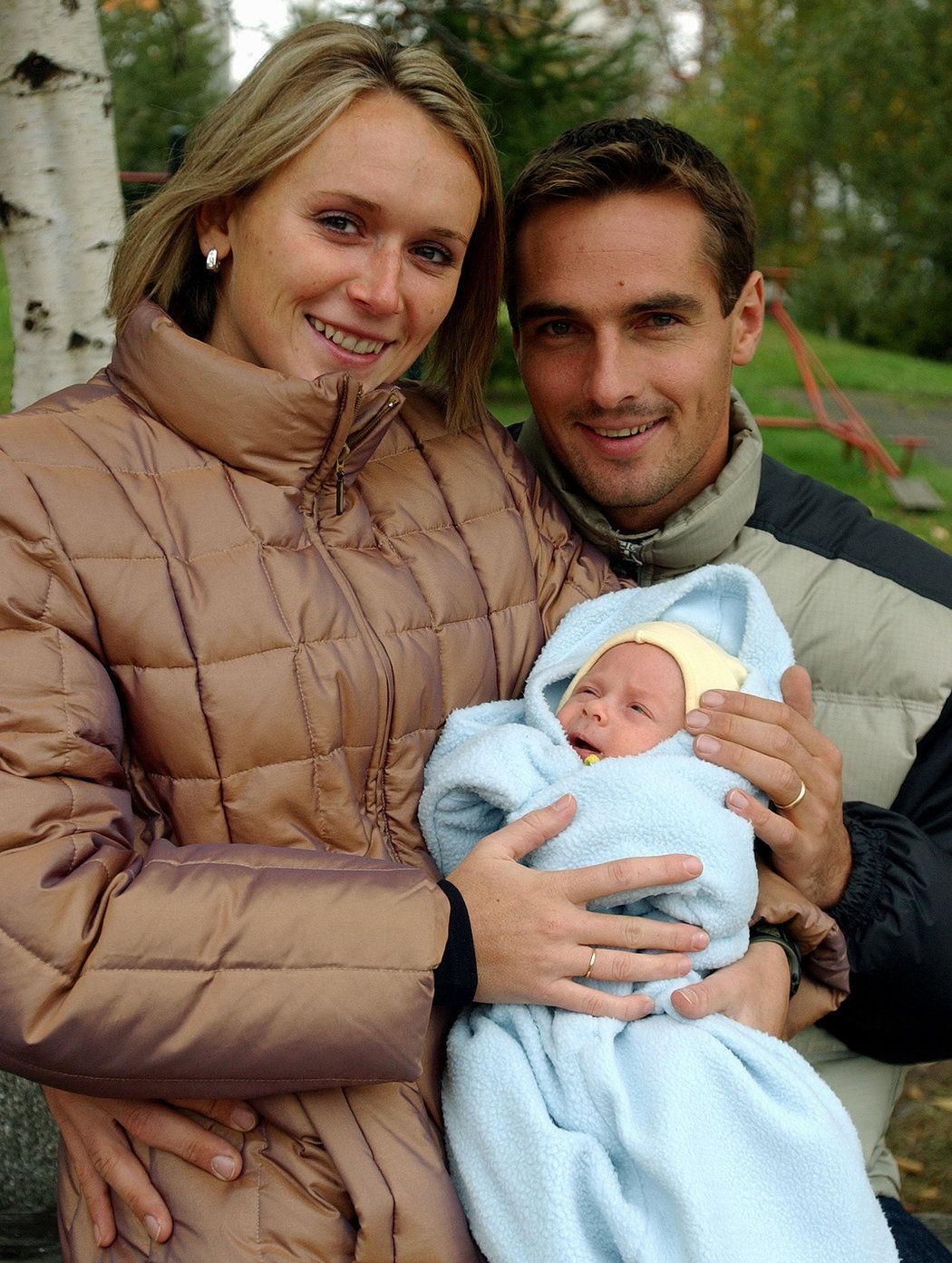 2002. Rodinné foto. Roman Šebrle, manželka Eva a syn Štěpán.