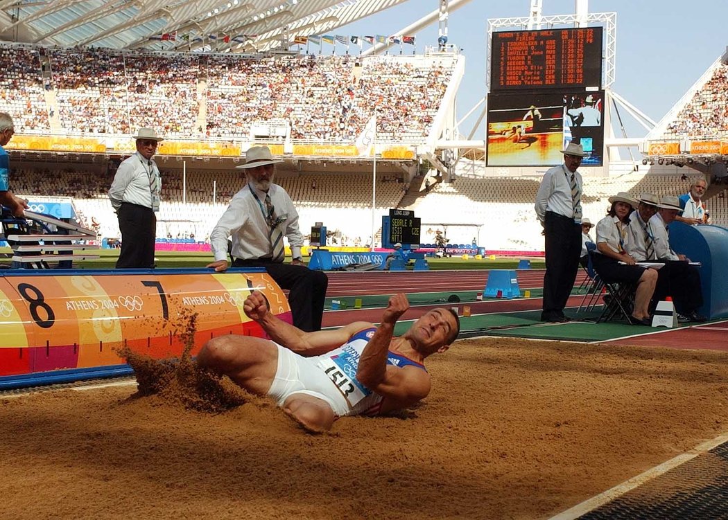 2004. Roman Šebrle při olympijské soutěži v Aténách.