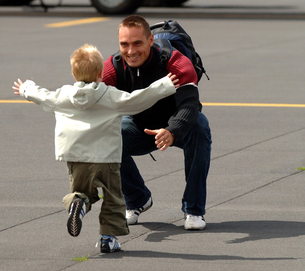 2006. Přílet atletů z mistrovství Evropy v Göteborgu. Roman Šebrle a syn Štěpán.