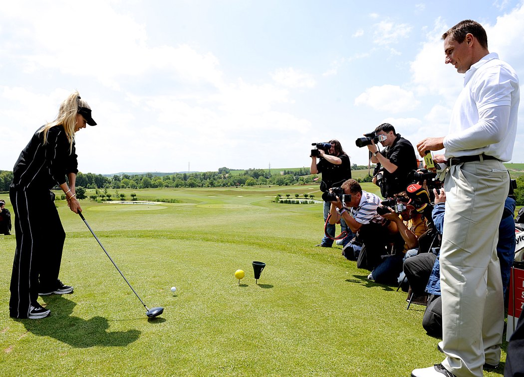 2009. Roman Šebrle si zahrál golf po boku tenisové celebrity -Anny Kurnikovové.