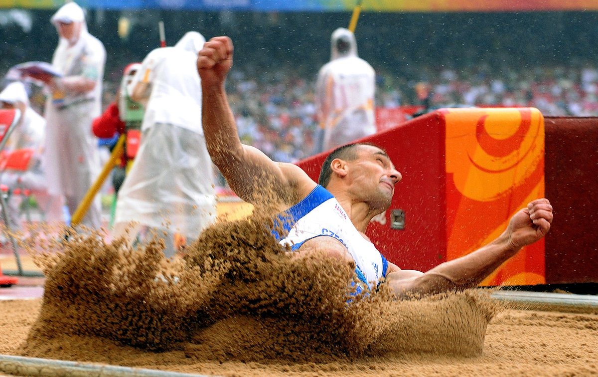 2008. Roman Šebrle při skoku do dálky na olympiádě v Pekingu.