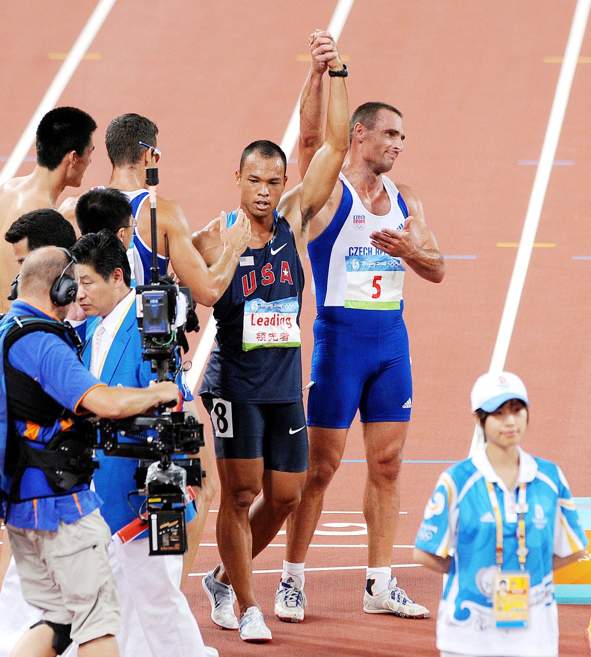 2008. Roman Šebrle po konci olympijského desetiboje po boku svého velkého rivala Bryana Claye z USA.