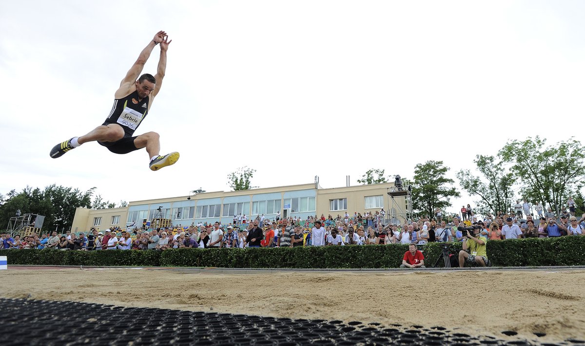 2011. Roman Šebrle na kladenském desetibojařském mítinku při skoku do dálky.