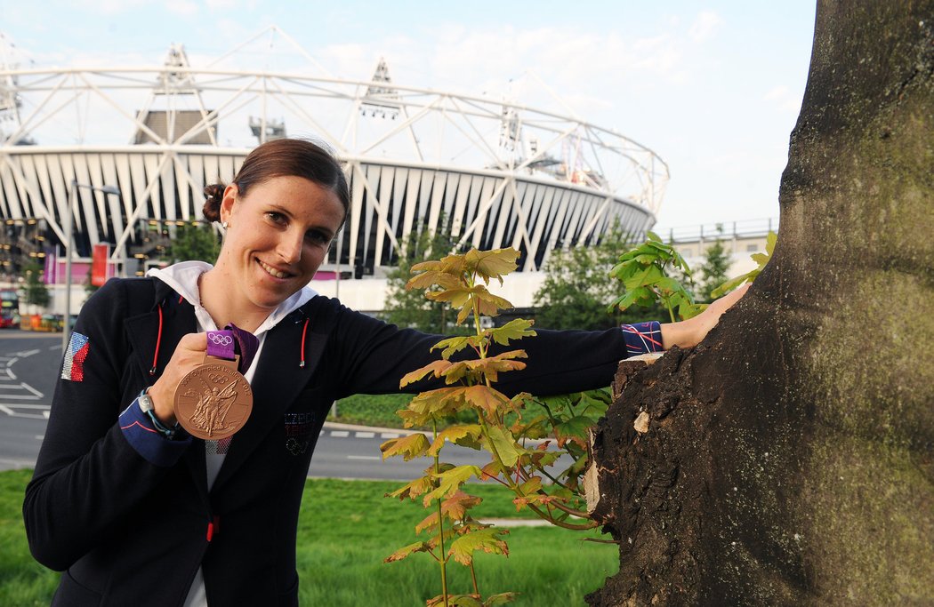 Zuzana Hejnová před olympijským stadionem v Londýně s bronzovou medailí