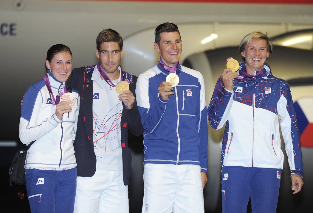 Návrat z olympiády v Londýně. Zuzana Hejnová mezi dalšími medailisty Davidem Svobodou, Jaroslavem Kulhavým a Barborou Špotákovou