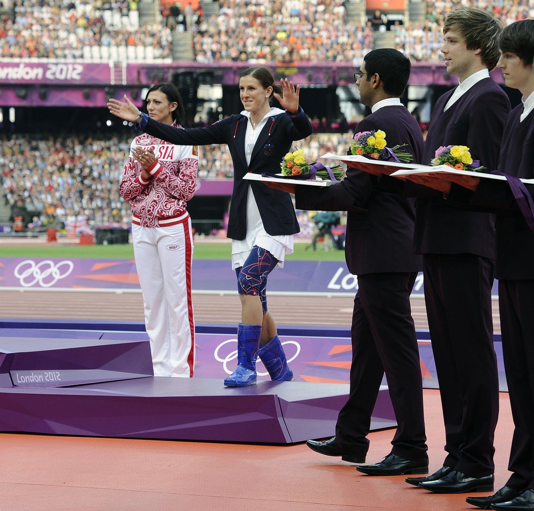 Slavnostní ceremoniál na olympiádě v Londýně. Zuzana Hejnová si jde pro bronzovou medaili