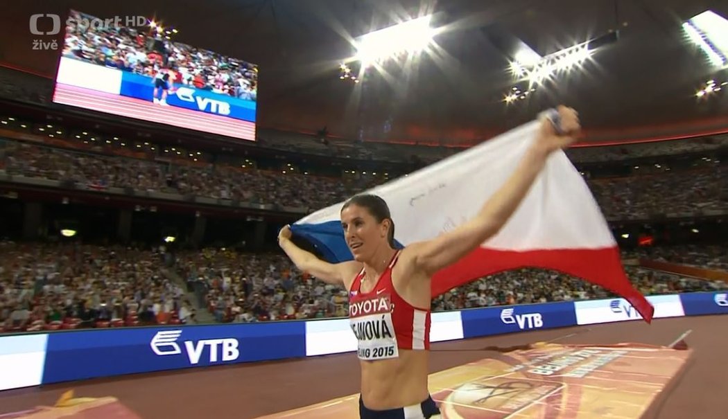 Na stadionu v Pekingu slavila Zuzana Hejnová s českou vlajkou