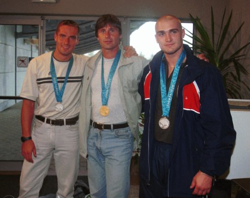 2000. Po příletu z olympiády v Sydney pózoval desetibojař Roman Šebrle se stříbrem, zlatý Jan Železný a stříbrný boxer Rudolf Kraj.