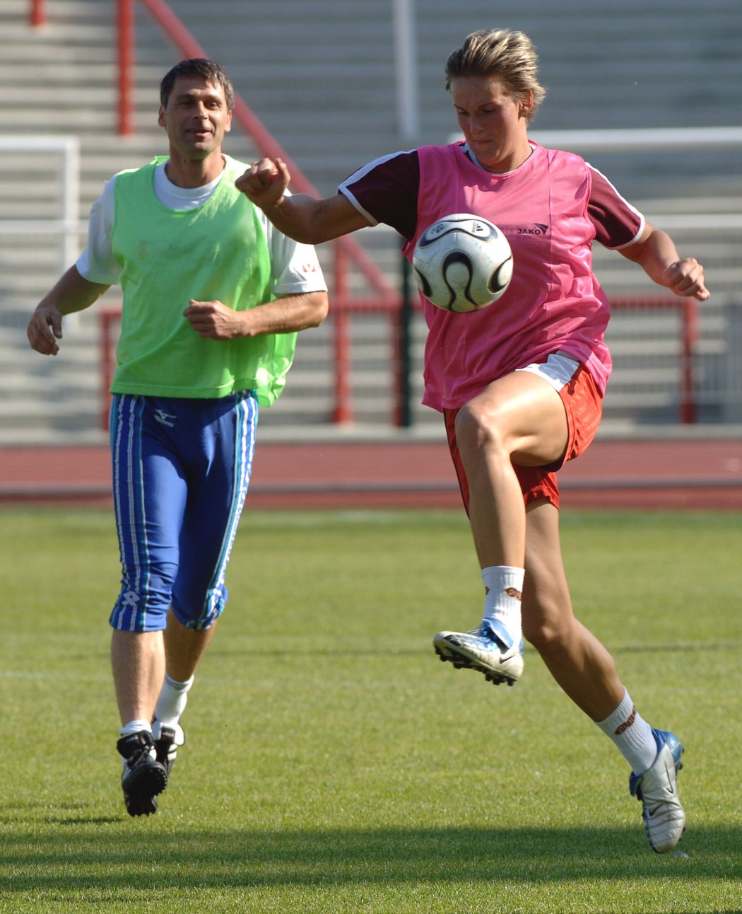 2006. Oštěpaři Jan Železný a Barbora Špotáková si společně zahráli fotbal.