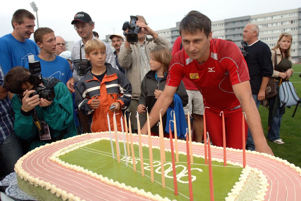 2006. Rozloučení Jana Železného s kariérou. Slavný atlet dostal dort ve tvaru stadionu a oštěpařského sektoru.