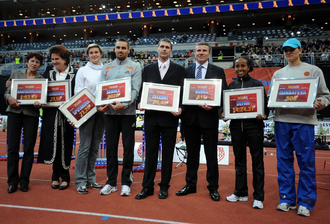 2009. Mítink světových rekordmanů v Praze. Zleva Jarmila Kratochvílová, Helena Fibingerová, Barbora Špotáková, Roman Šebrle, Jan Železný, Sergej Bubka, Meseret Defarová a Jelena Isinbajevová.